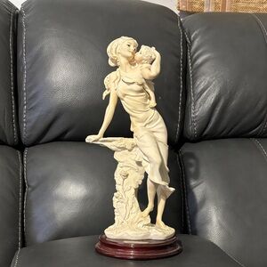 Elegant Giuseppe Armani figurine Mother and Child Sculpture
